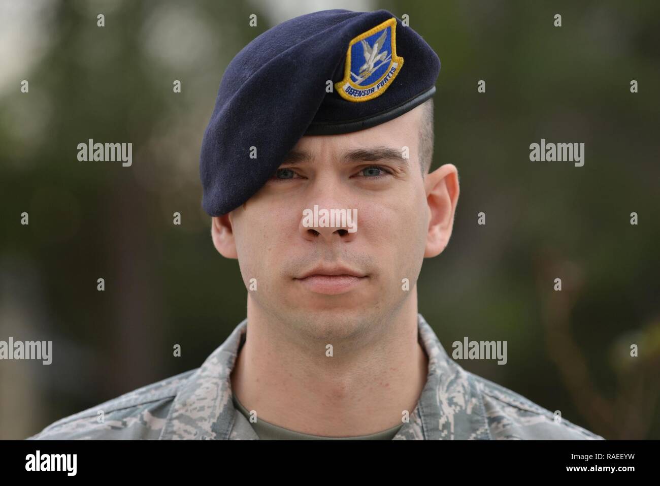 Tech. Le Sgt. Christopher Giles, 39e Escadron des Forces de sécurité de la protection des forces antiterroristes Renseignement et enquêtes chef de section, se tient en dehors de la 39e bâtiment de l'ESF, le 27 janvier 2017, à la base aérienne d'Incirlik, en Turquie. Pour sa contribution à la mission, Giles a été nommé l'Armée de l'Air 2016 Forces de sécurité sous-officier de l'année. Banque D'Images