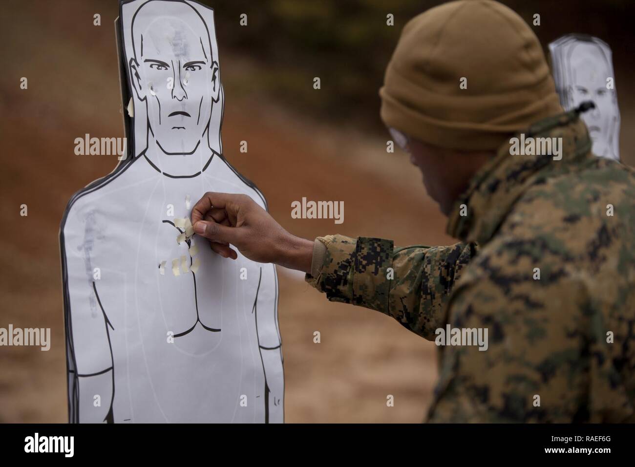 Les Marines américains affectés à l'école de base pasties sa cible après la conduite de la lutte contre le programme de formation sur les armes pistolet au bataillon (WTBn) à bord de la MCB Quantico, en Virginie, le 20 janvier 2017. Le but d'WTBn est de servir le Marine Corps promoteur pour toutes les facettes des armes de tir de combat et d'être le point central de la doctrine de l'adresse au tir, de la formation, de la concurrence, de l'équipement et des armes. Banque D'Images