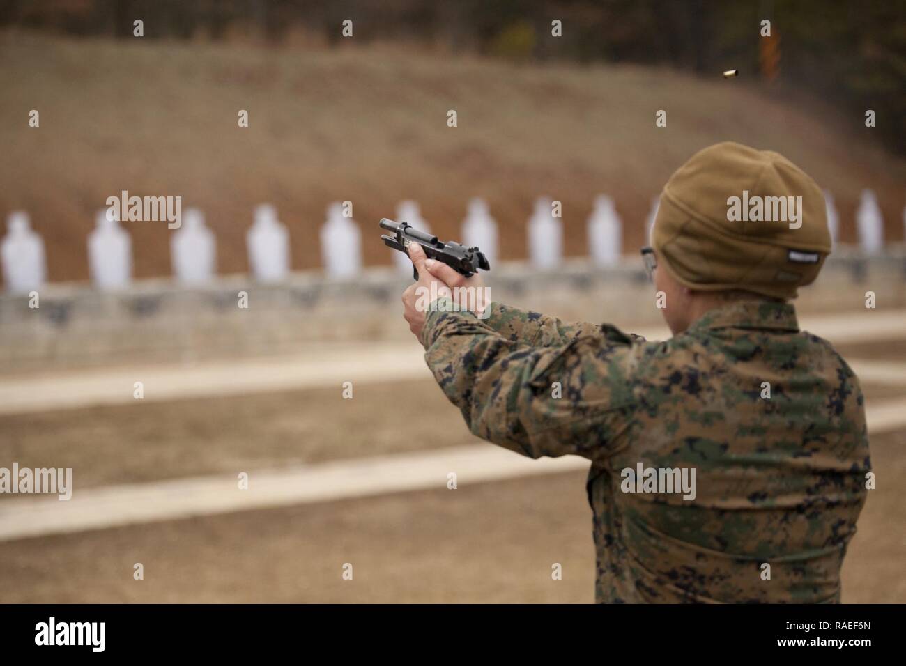 Un marin américain affecté à l'école de base procède à la lutte contre le programme de formation sur les armes pistolet au bataillon (WTBn) à bord de la MCB Quantico, en Virginie, le 20 janvier 2017. Le but d'WTBn est de servir le Marine Corps promoteur pour toutes les facettes des armes de tir de combat et d'être le point central de la doctrine de l'adresse au tir, de la formation, de la concurrence, de l'équipement et des armes. Banque D'Images