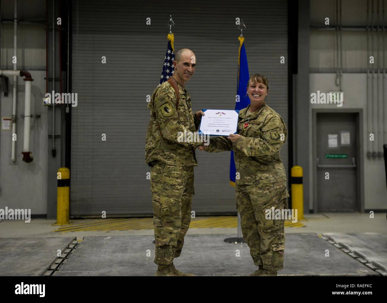 Le lieutenant-colonel Joy Boston, sortant 455 e Escadron d'appui aux opérations expéditionnaires, commandant reçoit son Étoile de bronze, décernée par le colonel Jason Bailey, 455 e des opérations expéditionnaires, commandant du Groupe au cours d'une cérémonie de passation de commandement à l'aérodrome de Bagram, en Afghanistan, le 30 mai 2017. Boston a servi avec le 455 e EOSS pour 15 mois ; elle a cédé le commandement au Lieutenant-colonel Brett Rurka. Banque D'Images