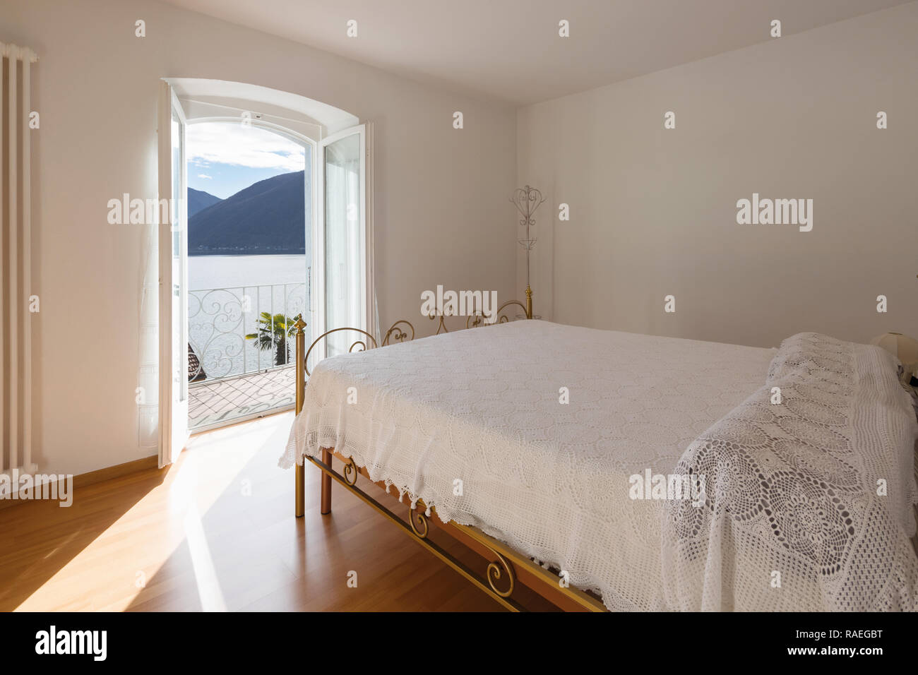 Chambre principale avec une magnifique vue sur le lac. Romantic Banque D'Images