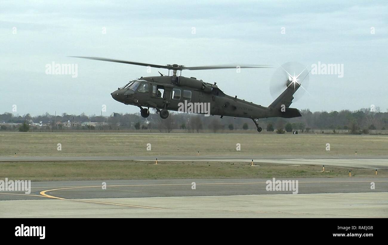 Un modèle de développement d'ingénierie Black Hawk UH-60V plane au-dessus de la piste dans le cadre de son premier test avec succès le 19 janvier 2017 vol à Meridianville, Alabama. L'UH-60V est conçu pour mettre à jour des UH-60L'architecture analogique avec une infrastructure numérique pour répondre à l'évolution des exigences de l'interopérabilité et la capacité de survie. Banque D'Images