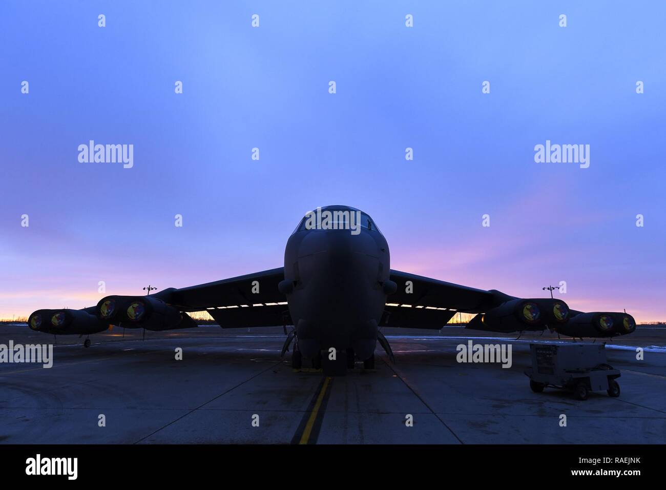 Le soleil se lève derrière un B-52H Stratofortress à Minot Air Force Base, Dakota du Nord, le 12 décembre 2018. Le B-52 est une longue distance, bombardier lourd qui peut transporter de capacités nucléaires ou classiques et munitions à guidage de précision avec précision dans le monde entier la capacité de navigation. Banque D'Images