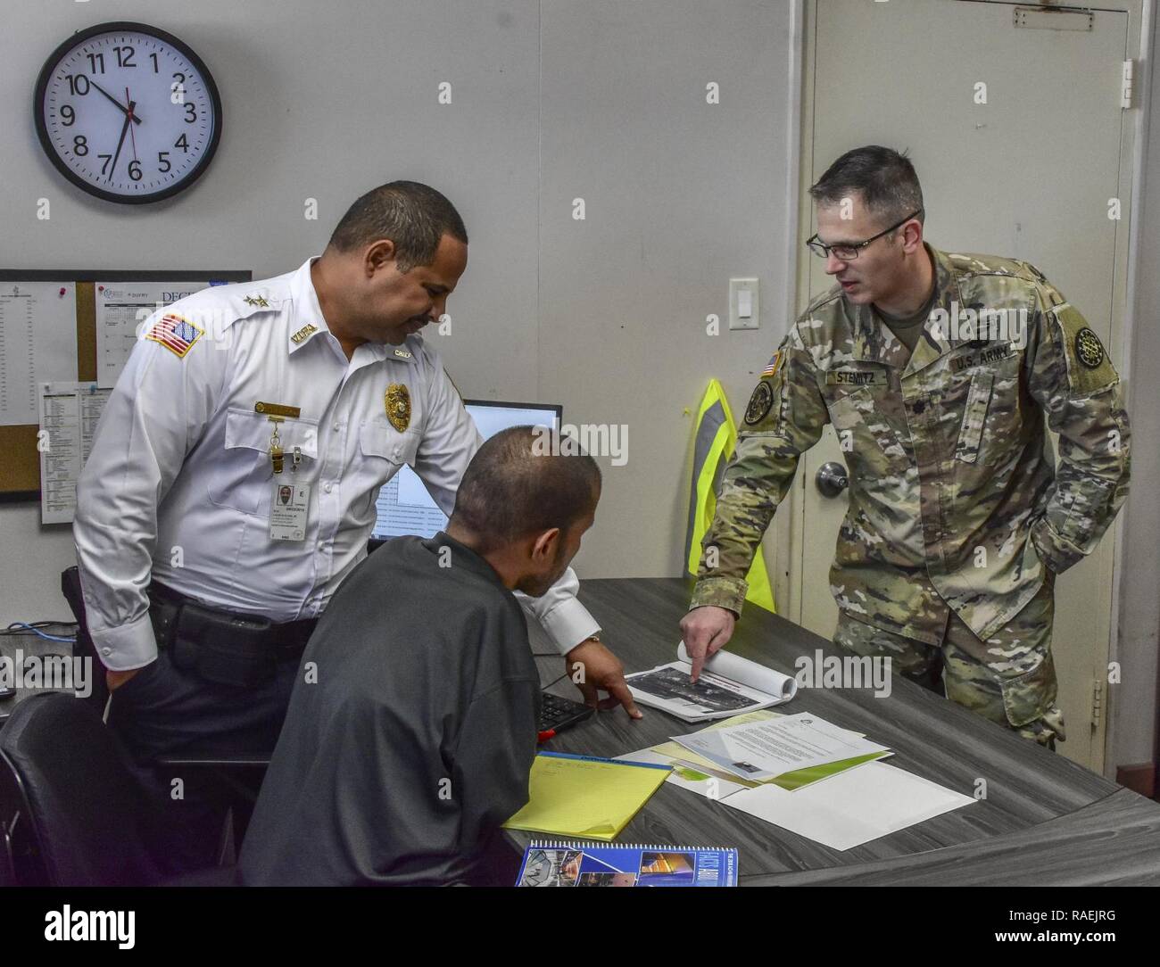 Les dirigeants de la Garde nationale du Michigan rencontrez avec gestionnaire de l'aéroport et le chef de la sécurité en vue d'un exercice à venir.La Garde nationale du Michigan est en partenariat avec la Garde nationale et les autorités civiles pour mener un exercice de préparation au déploiement d'urgence pour valider la capacité à réagir à une catastrophe naturelle. Banque D'Images