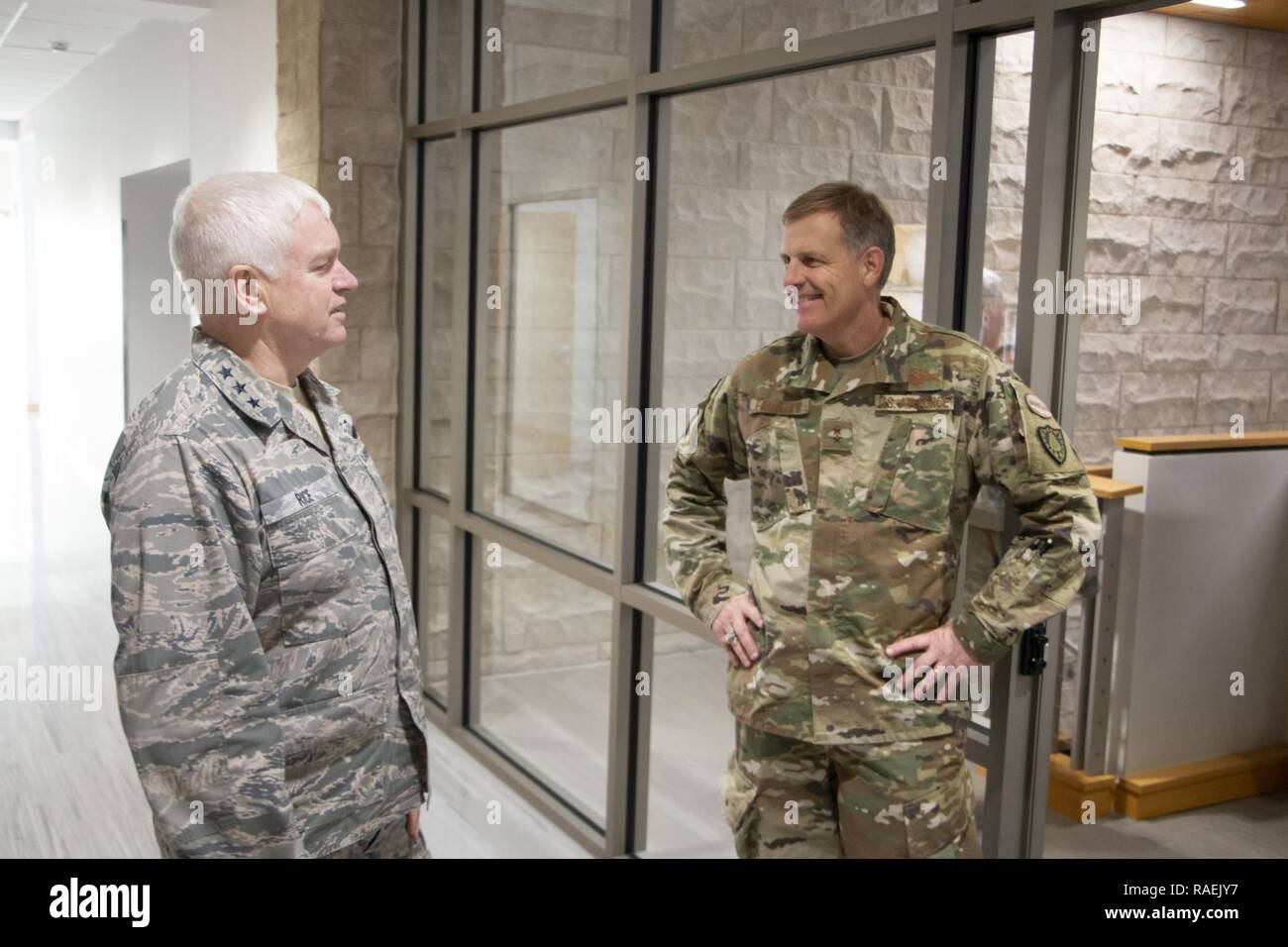 ) : Le lieutenant général L. Scott Rice, directeur de l'Air National Guard, est accueilli par le Général Douglas A. Farnham, l'adjudant général du Maine, au Camp Chamberlain à Augusta, Maine, le 12 décembre 2018. Farnham était heureux de l'occasion pour montrer le riz autour de la nouvelle installation à la fine pointe de la technologie qui s'ouvrent plus tôt en 2018. Banque D'Images