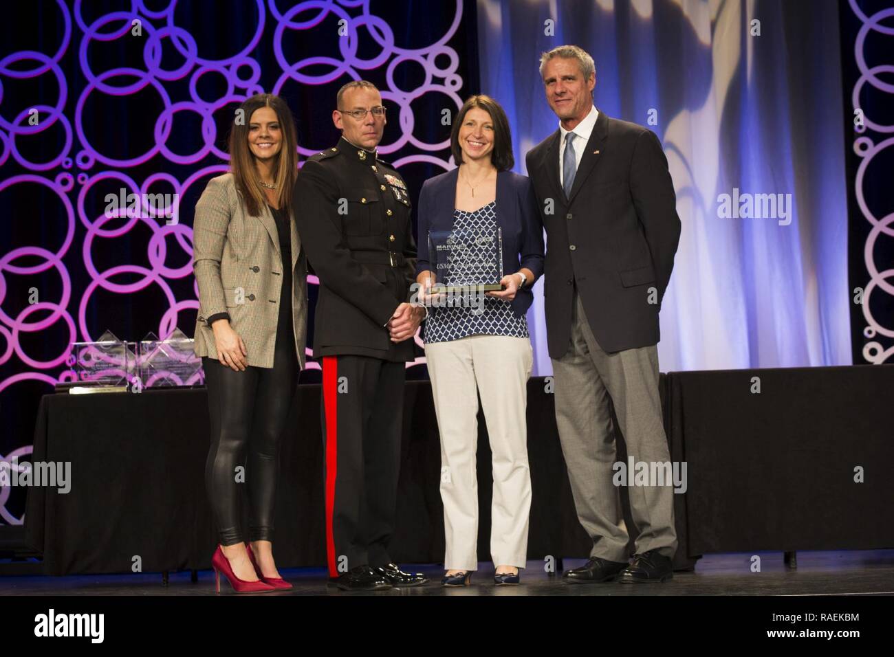 Le brig. Le général Ryan Patrimoine canadien, le général commandant de la région de l'Ouest et le recrutement du Corps des Marines Recruter Depot San Diego, présente les 2018 United States Marine Corps, de l'Association des entraîneurs de volley-ball américaine (AVCA) Women's National Division 3 Entraîneur de l'année à Kim Wudi, entraîneur-chef de l'Université du Wisconsin - Eau Claire de volley, au cours de l'AVCA 2018 Convention nationale à Minneapolis, Minnesota, le 13 décembre, 2018. L'AVCA Convention donne le Marine Corps l'occasion de se connecter avec plus de 2 800 entraîneurs de volley-ball qui sont membres de l'AVCA. Banque D'Images