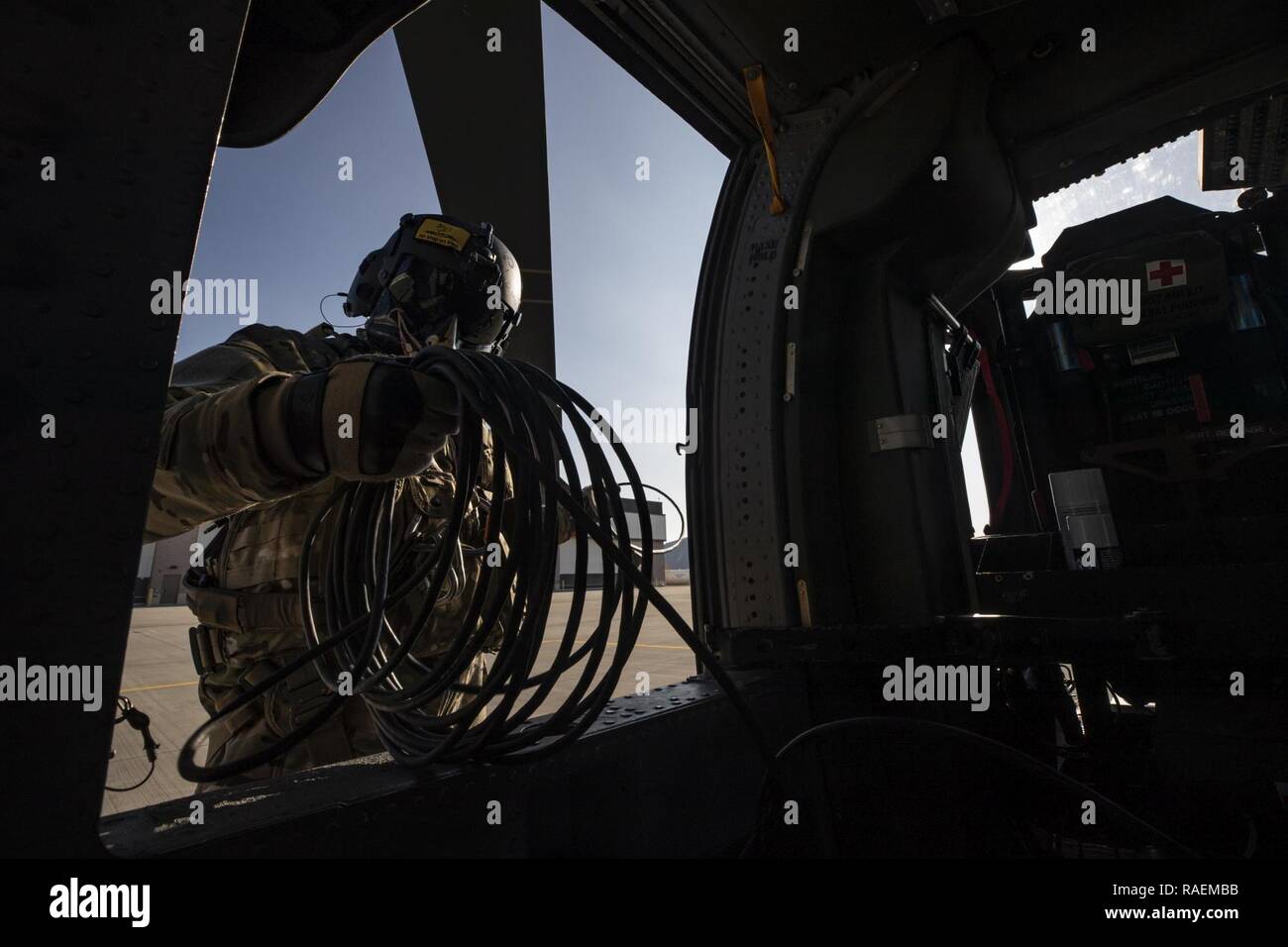 Le sergent de l'armée américaine. Ralph Foy se démêle les câbles de communication sur un UH-60L Black Hawk hélicoptère d'évacuation sanitaire au cours de la formation avec le New Jersey sur un groupe de travail Joint Base McGuire-Dix-Lakehurst, N.J., le 12 décembre 2018. Foy est affecté à la Garde nationale du New Jersey 2 détachement, la Compagnie Charlie, 1-171st Soutien général Aviation Battalion. Banque D'Images