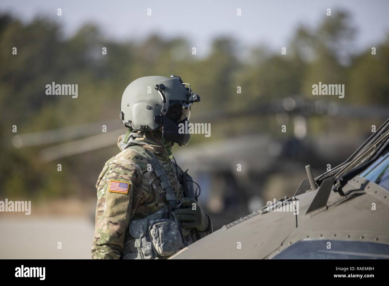 Le sergent de l'armée américaine. Scott Peterson prépare un UH-60L Black Hawk hélicoptère d'évacuation médicale pour une mission de formation avec le New Jersey sur un groupe de travail Joint Base McGuire-Dix-Lakehurst, N.J., le 12 décembre 2018. Peterson est affecté à la Garde nationale du New Jersey 2 détachement, la Compagnie Charlie, 1-171st Soutien général Aviation Battalion. Banque D'Images