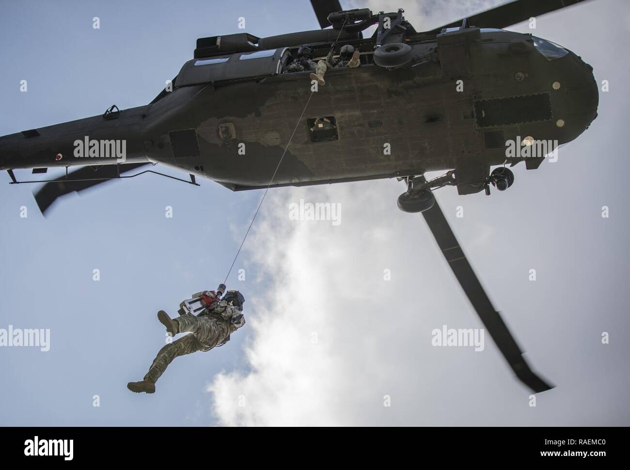 Le sergent de l'armée américaine. Ralph Foy descend d'un UH-60L Black Hawk hélicoptère d'évacuation sanitaire au cours de la formation avec le New Jersey sur un groupe de travail Joint Base McGuire-Dix-Lakehurst, N.J., le 12 décembre 2018. Un groupe de travail du New Jersey a pour mission première de fournir des techniques avancées de recherche et de sauvetage de victimes piégées ou ensevelis dans une structure bâtiments effondrés. Banque D'Images