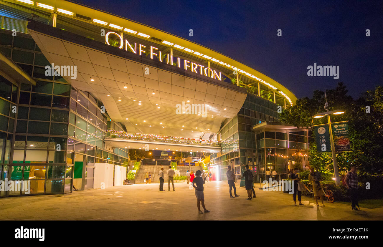 Une salle à manger et le centre commercial de Fullerton la nuit, Marina Bay, Singapour Banque D'Images