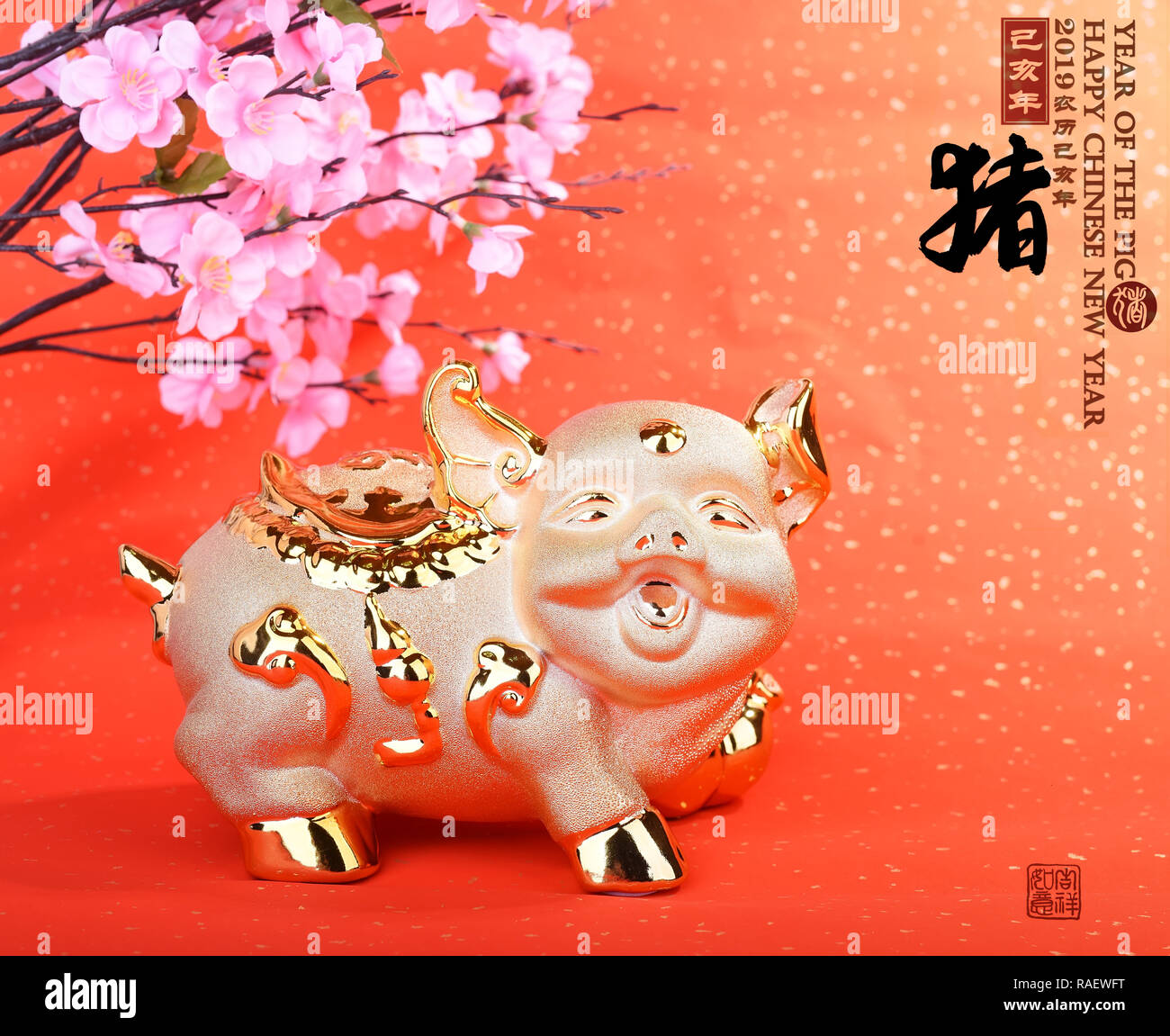 Tirelire or,traduction calligraphie chinoise : cochon.texte en rouge le sens de 'riches',le flou du texte sur le bonheur signifie envelopper Banque D'Images