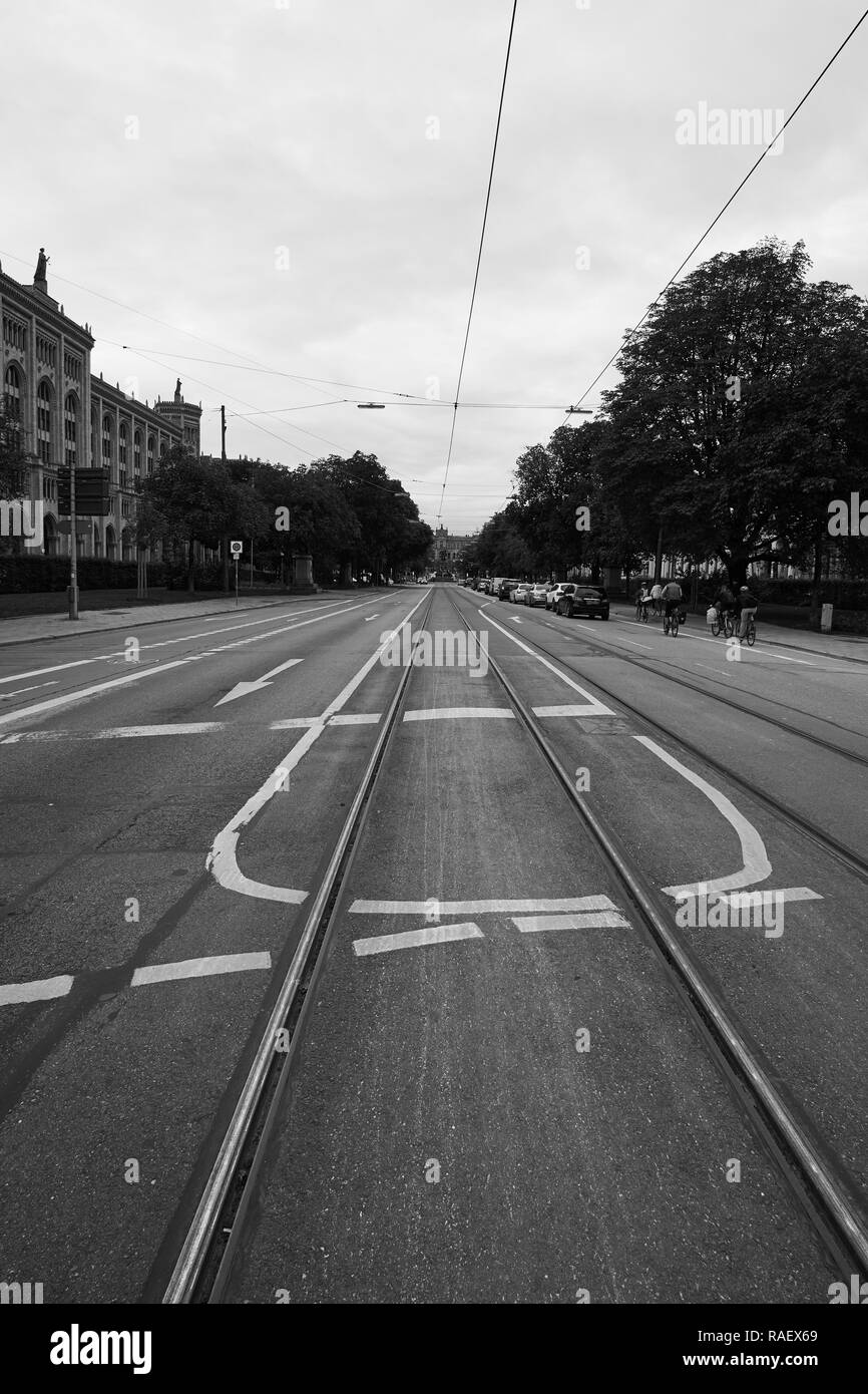 Les bâtiments de la vieille ville et des rails du tramway à Munich en Allemagne. Noir et blanc. Banque D'Images