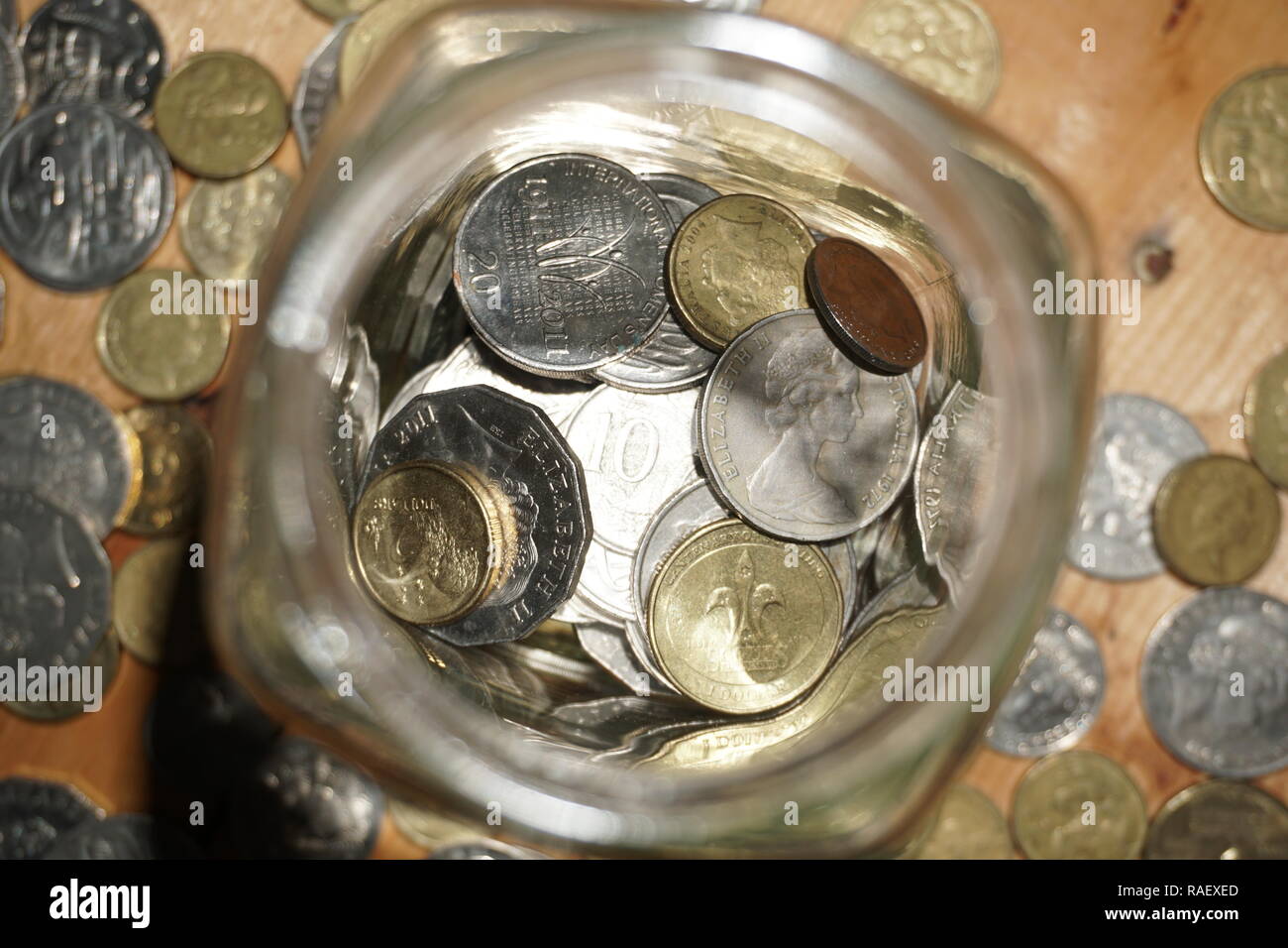 Pièces de changement dans un bocal de verre Banque D'Images