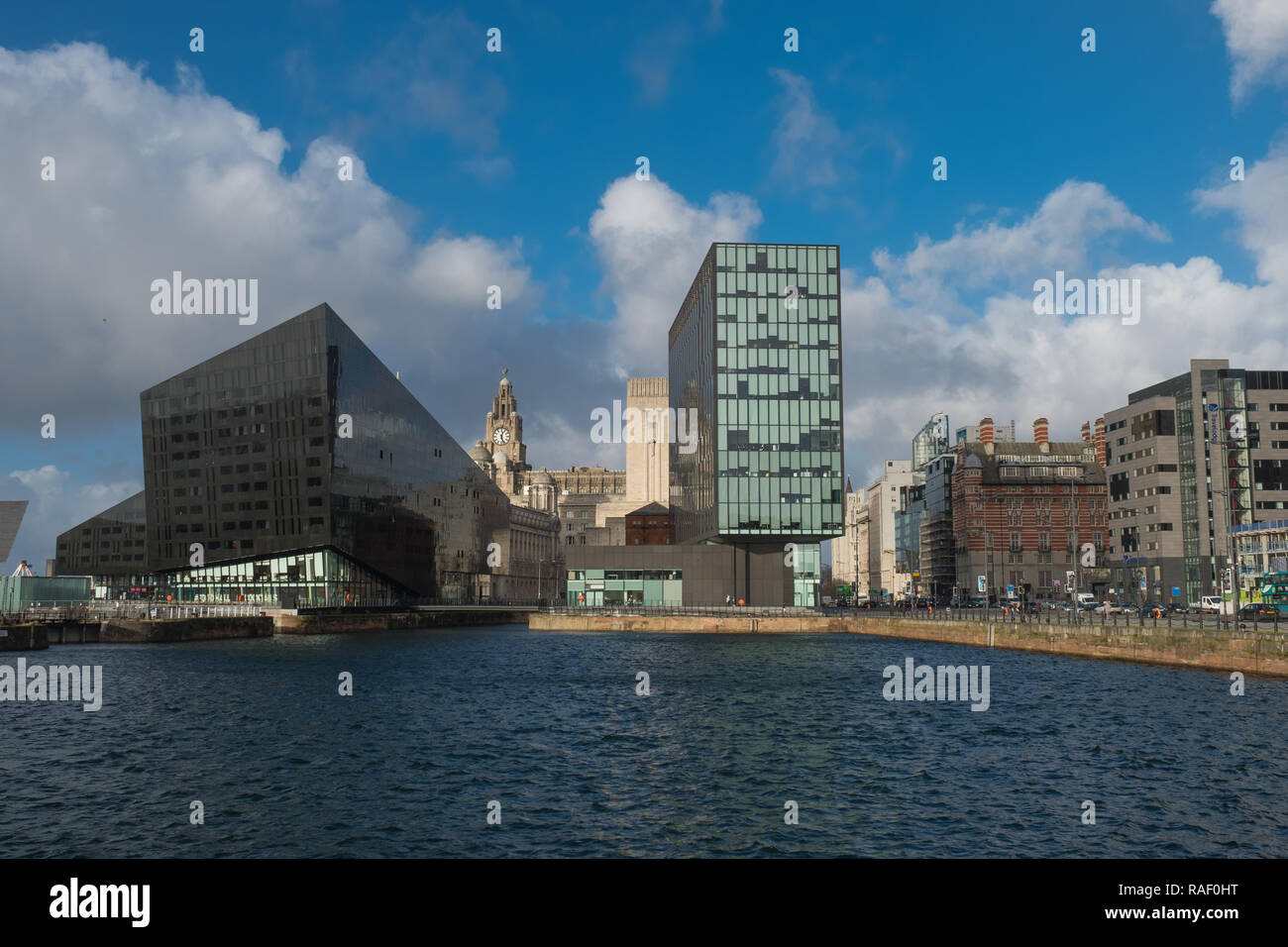 Vue sur le Dock avec Canning Royal Liver Building en arrière-plan, Liverpool Banque D'Images