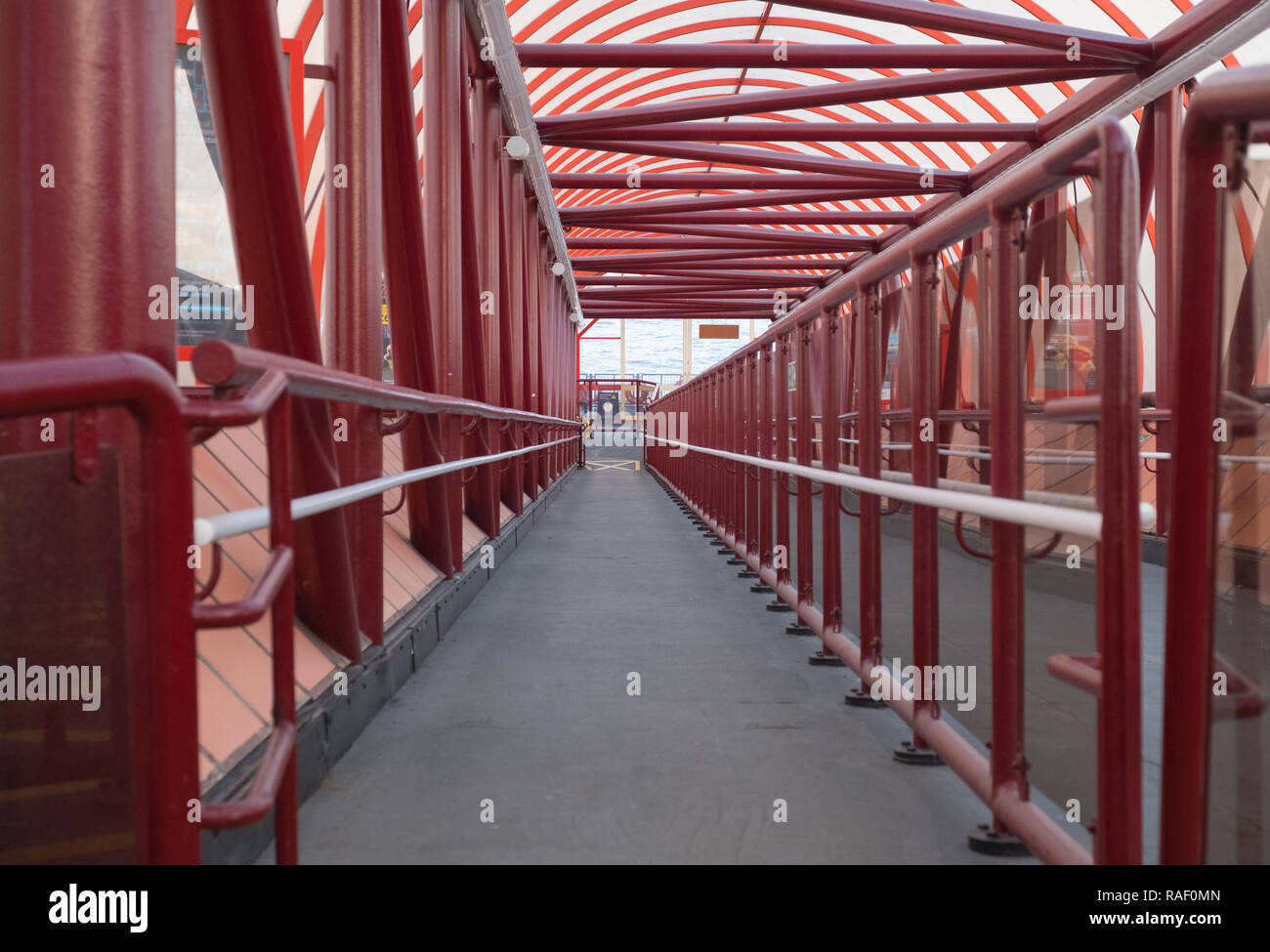 Passerelle menant vers le bas pour le terminal des ferries, Woodside, Birkenhead sur la Mersey Banque D'Images