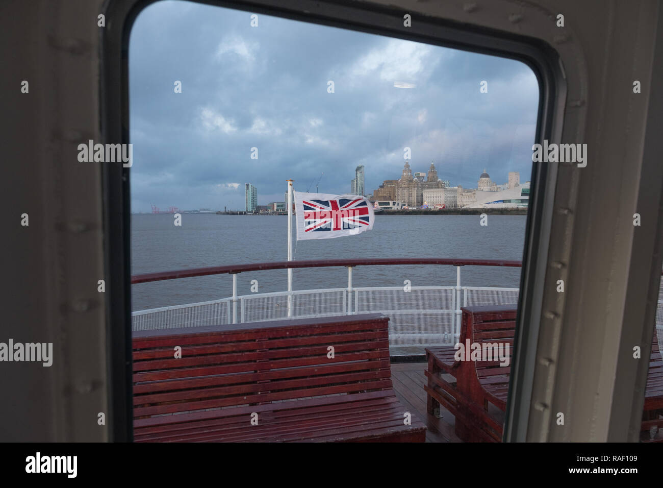 Vue sur le Royal Liver Building et l'Union Jack flag du Royal Iris ferry, Mersey, Liverpool Banque D'Images