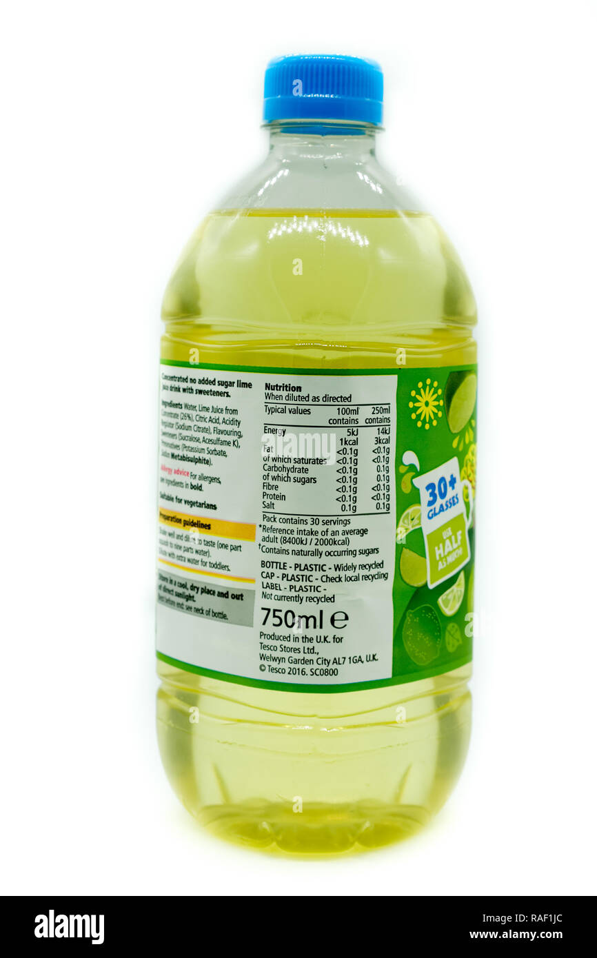 Largs, Ecosse, UK - janvier 02, 2018 : l'arrière de l'étiquette bouteille recyclable en plastique contenant de la chaux de marque Tesco recyclables squash en ligne avec dev. Banque D'Images