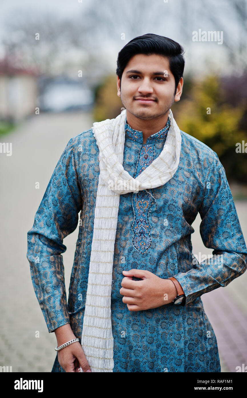 L'homme indien l'usure des vêtements traditionnels avec l'écharpe blanche  posée à l'extérieur Photo Stock - Alamy