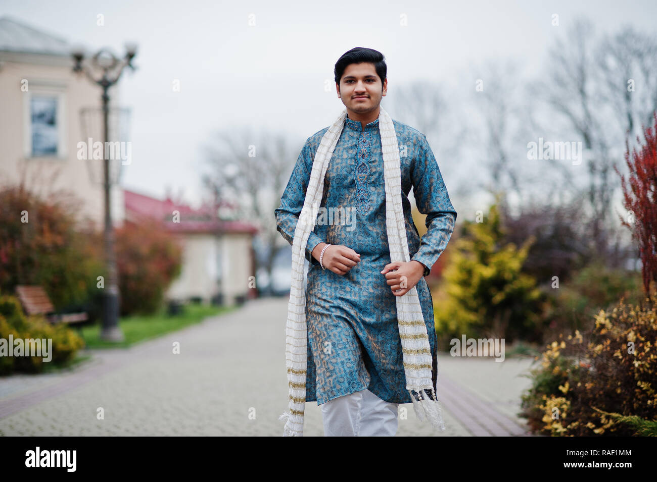 L'homme indien l'usure des vêtements traditionnels avec l'écharpe blanche  posée à l'extérieur Photo Stock - Alamy