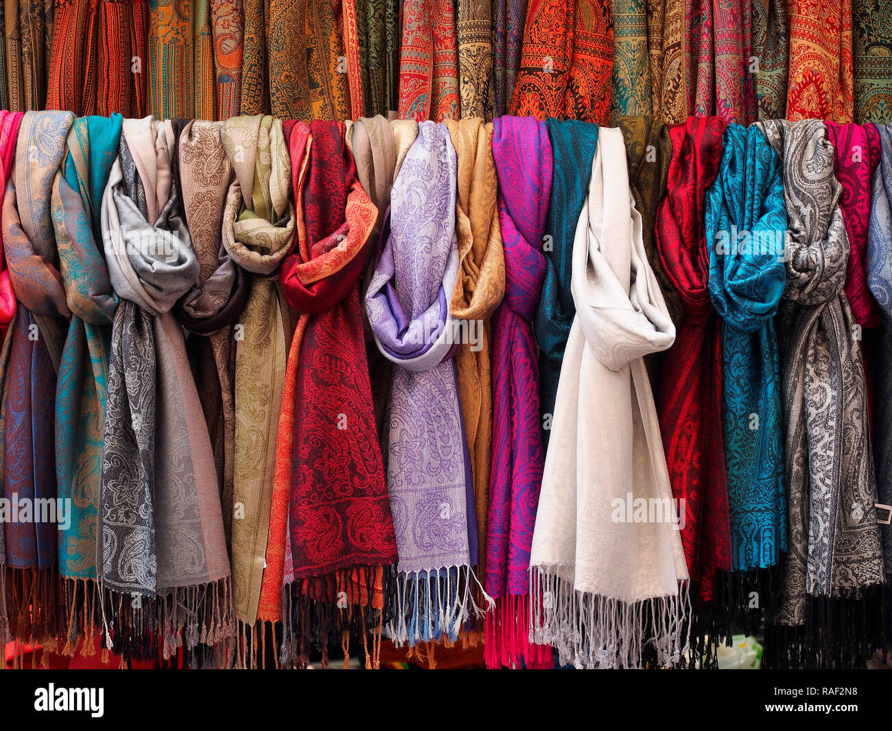Les écharpes en vente dans un marché de rue Photo Stock - Alamy