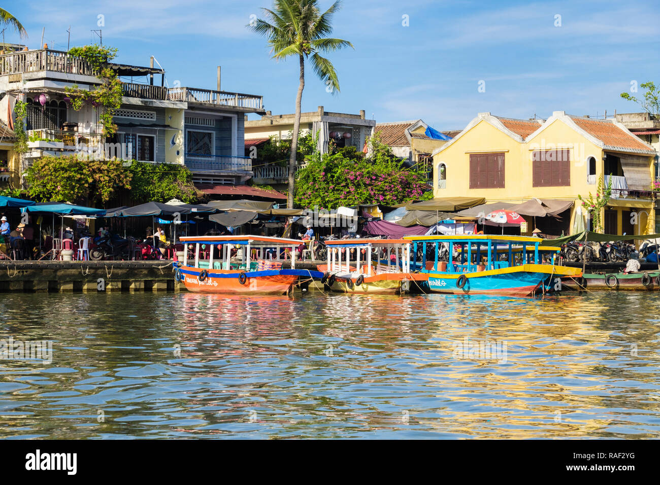Vue sur l'eau pour les touristes traditionnels de sampans excursions en bateau amarré le long de la rivière Thu Bon dans le vieux quartier de la ville historique. Hoi An Quang Nam Vietnam Banque D'Images
