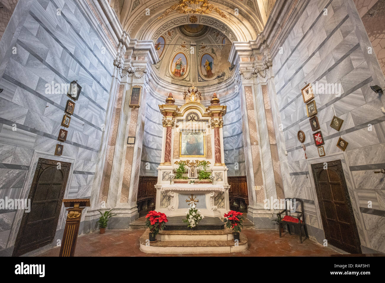 À l'intérieur de l'église de la Très Sainte Vierge Marie au-dessus de la porte dans le village médiéval de Suvereto, province de Livourne, Toscane, Italie Banque D'Images