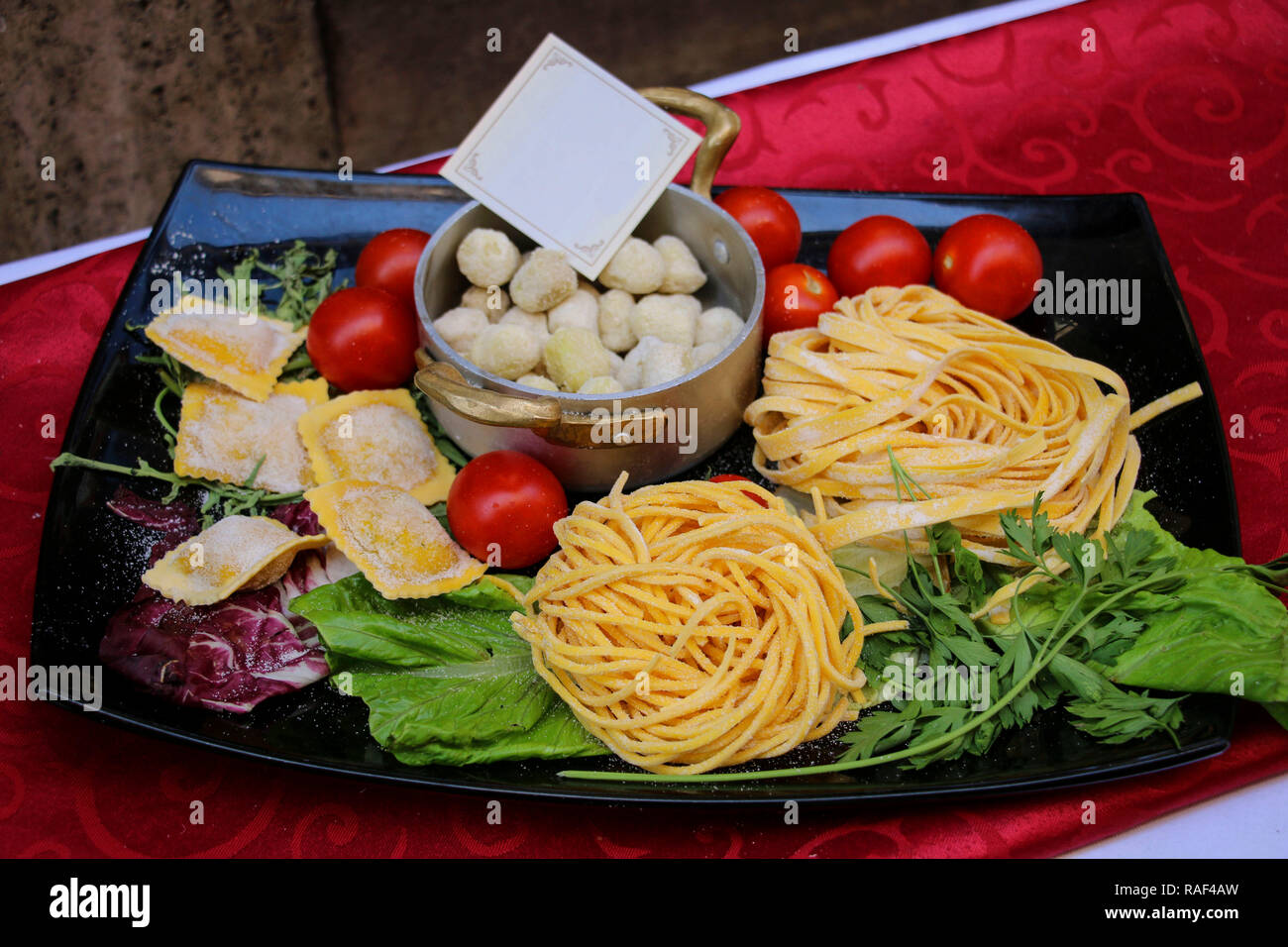 Les pâtes, basilic, tomates, laitue (produits traditionnels de la cuisine italienne) Banque D'Images