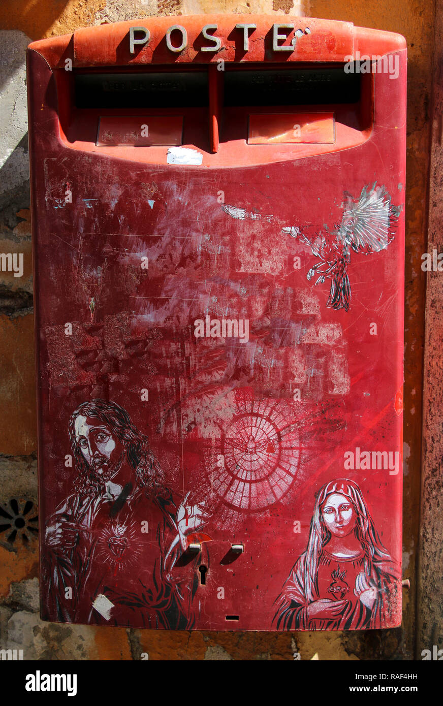 Belle boîte aux lettres traditionnelles couleurs rouge, Rome, Italie.texte est traduit en anglais : mail Banque D'Images