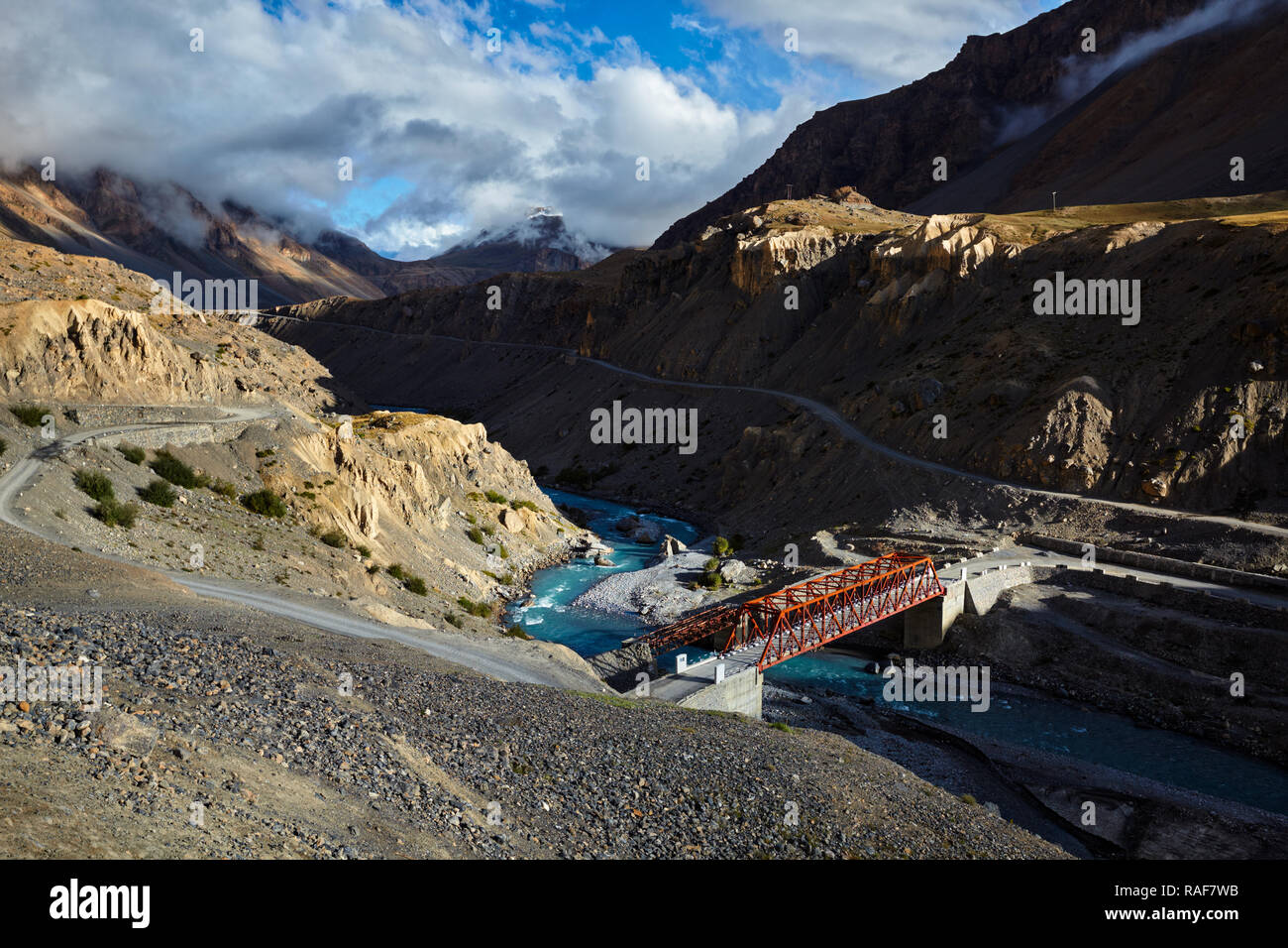 Pont sur la rivière Spiti dans l'Himalaya à coucher du soleil Banque D'Images