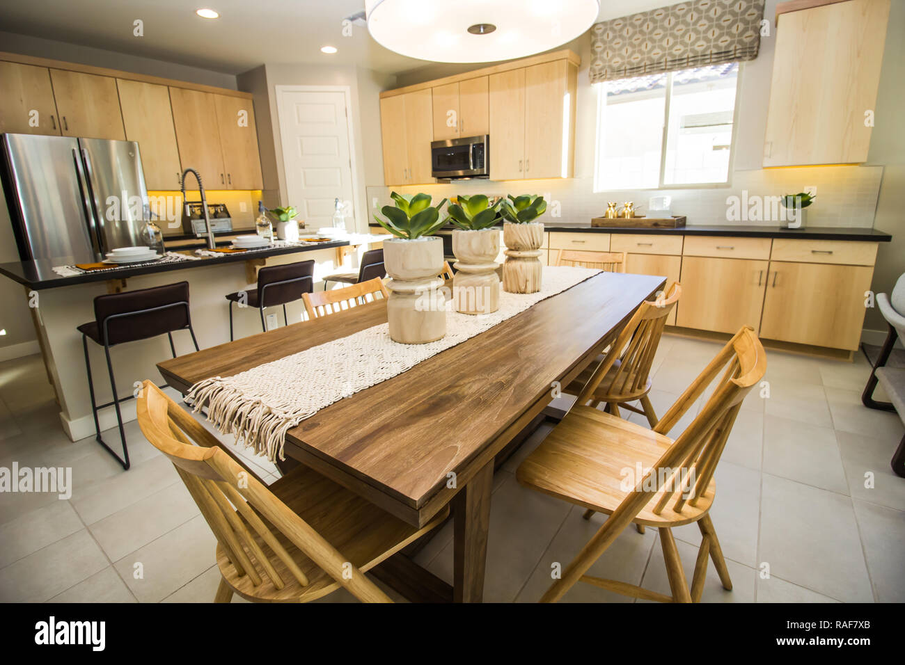 Table Et Chaises En Bois Avec Table De Cuisine Moderne