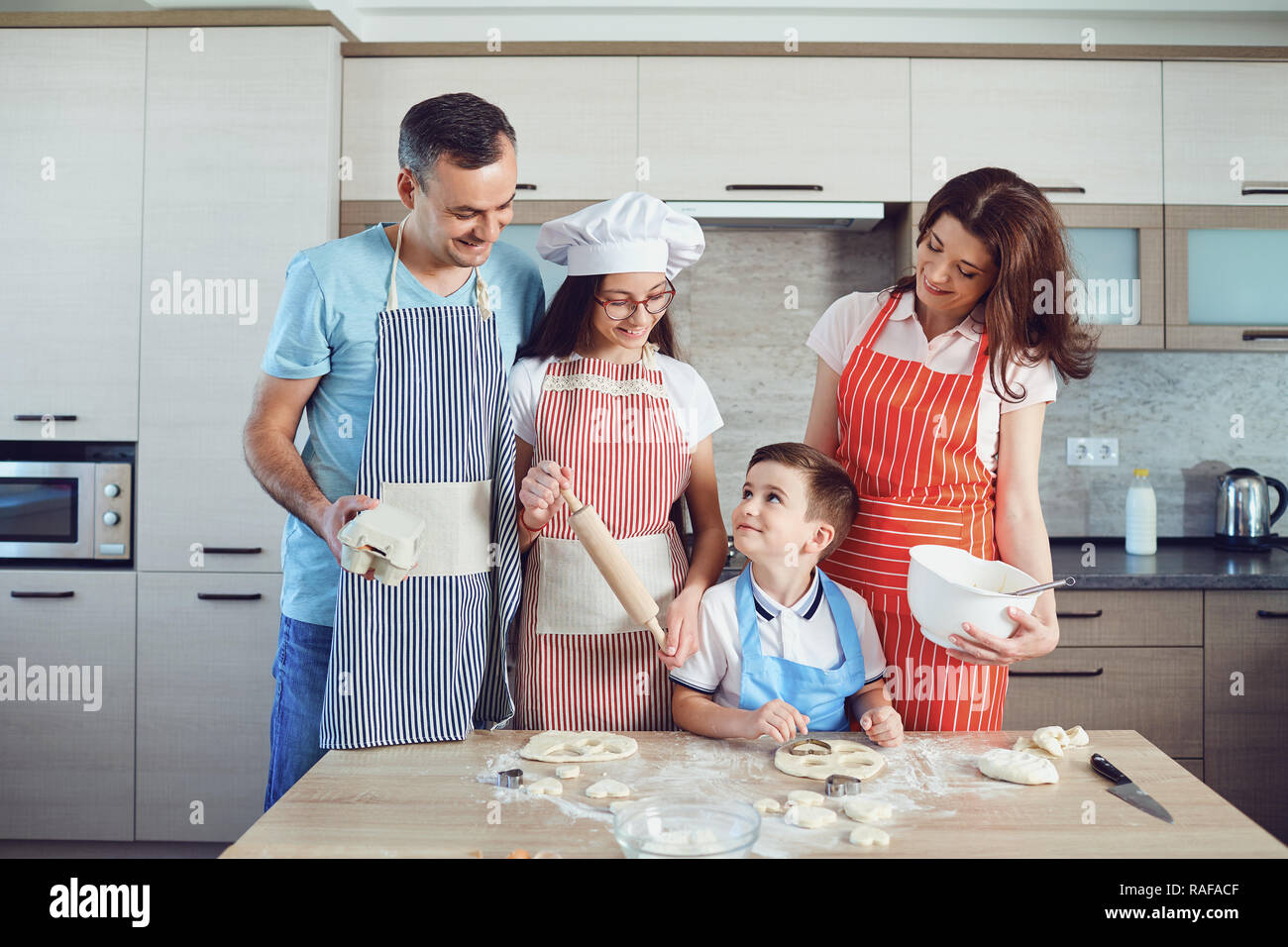 Une famille heureuse prépare la cuisson dans la cuisine Banque D'Images