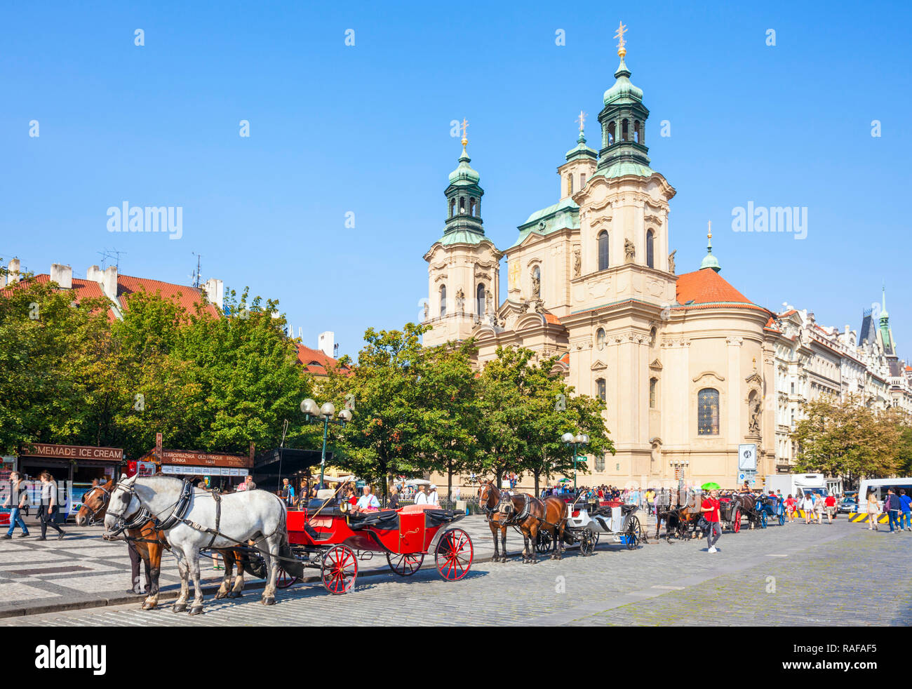 St Nicholas church Prague Prague et promenades en calèche à partir de la place de la vieille ville Staroměstské náměstí Prague République tchèque l'Europe de l'UE Banque D'Images