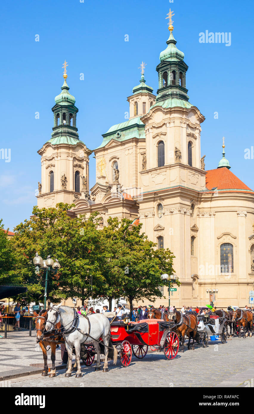 St Nicholas church Prague Prague et promenades en calèche à partir de la place de la vieille ville Staroměstské náměstí Prague République Tchèque Europe Banque D'Images