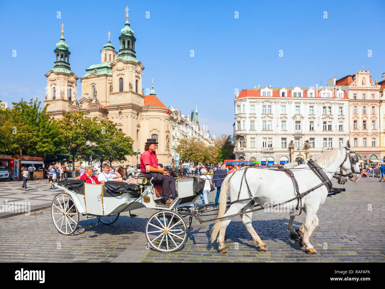St Nicholas church Prague Prague et cheval en calèche à partir de la place de la vieille ville Staroměstské náměstí Prague République Tchèque Europe Banque D'Images