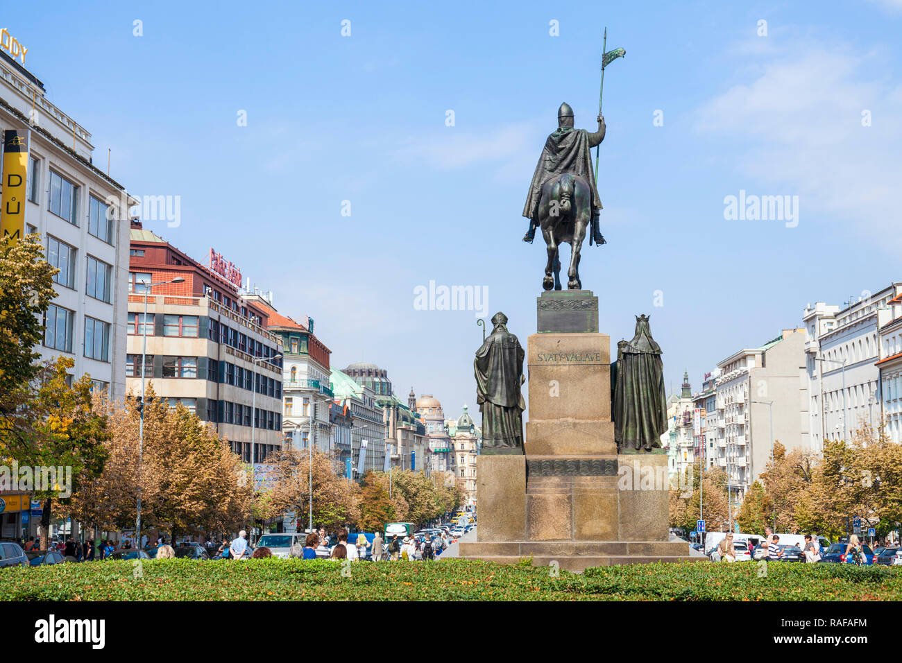 Prague Wenceslas Square Prague statue de St Venceslas sur le grand boulevard de magasins et hôtels dans le centre historique de Prague République Tchèque Europe Banque D'Images