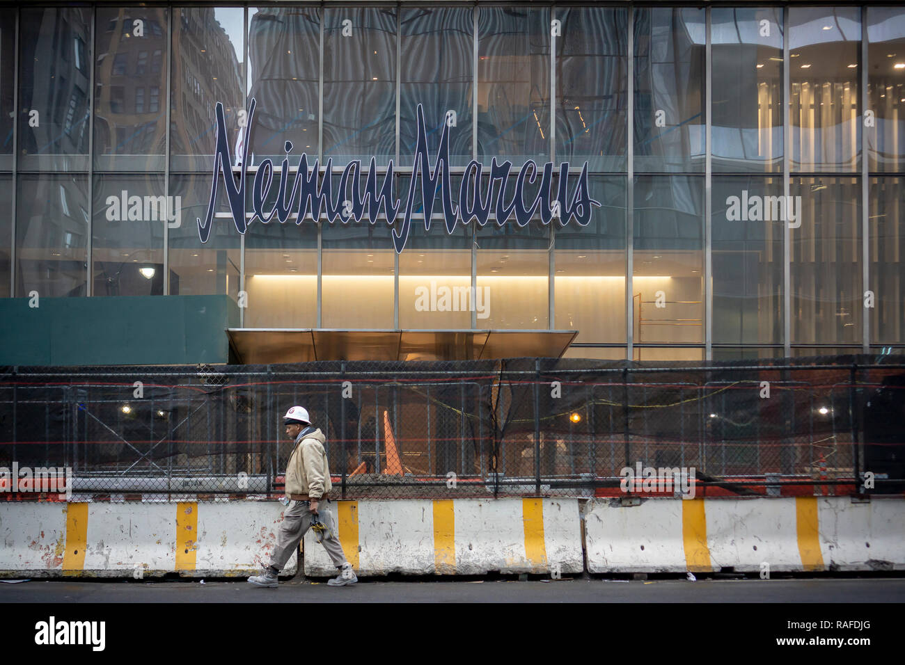 New York NY/USA-Décembre 20, 2018 La signalisation sur le premier étage de 30 mètres d'Hudson shoppers informe de l'arrivée imminente du premier magasin Neiman Marcus, à New York, vu le Jeudi, Décembre 20, 2018. La date prévue d'ouverture du magasin est mars 2019. (Â© Richard B. Levine) Banque D'Images