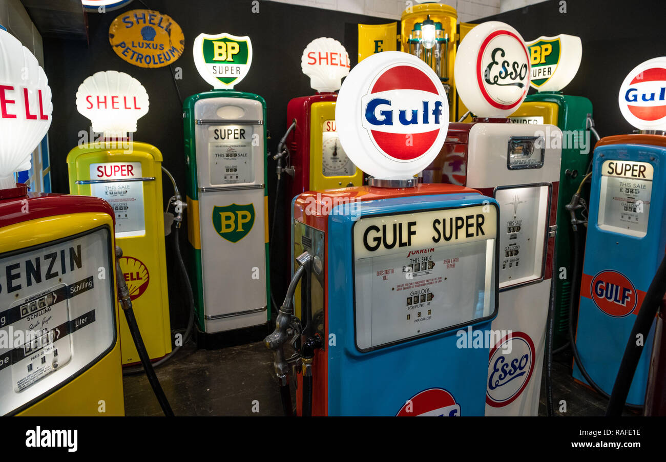 ESSEN, ALLEMAGNE - MAR 23, 2018 : diverses pompes à essence vintage pour la vente. Banque D'Images