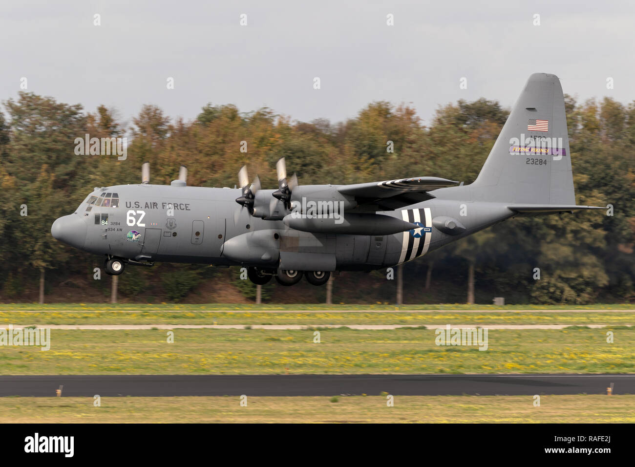 EINDHOVEN, Pays-Bas - JUN 22, 2018 : US Air Force Lockheed C-130H Hercules avion de transport avec le D-Day invasion atterrissage sur bandes de dépots d'EIndhoven Banque D'Images