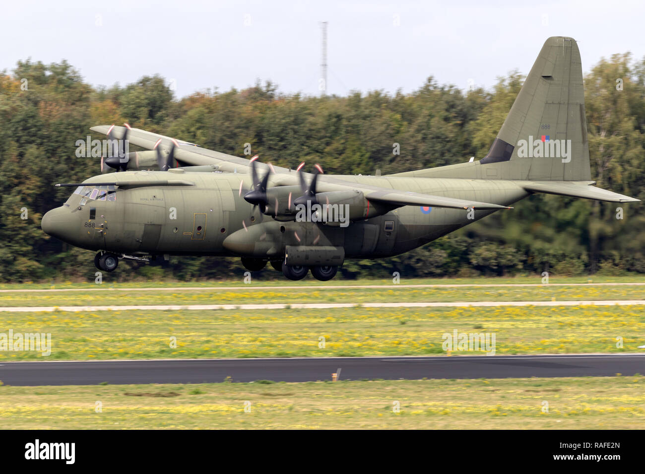 EINDHOVEN, Pays-Bas - JUN 22, 2018 : Royal Air Force britannique Lockheed C-130J Hercules avion de transport l'atterrissage sur la base aérienne d'Eindhoven. Banque D'Images