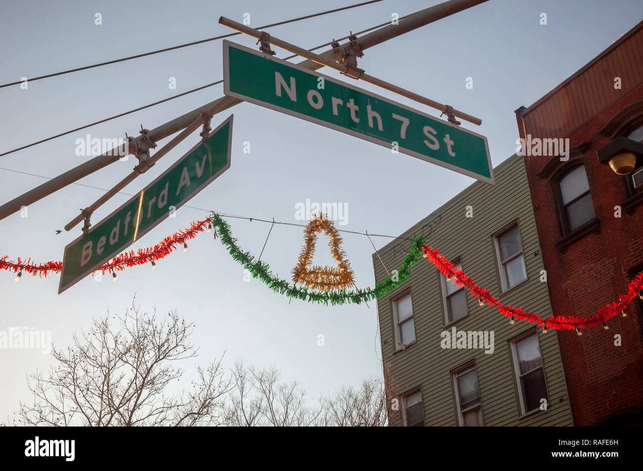 Décorations de Noël Sur Bedford Avenue, dans le quartier branché de hipster Williamsburg, Brooklyn, à New York, le dimanche, Décembre 23, 2018. À partir d'avril 2019 reconstruction majeure doit avoir lieu sur le Tunnel de Canarsie, endommagé dans l'Ouragan Sandy, efficacement l'arrêt du train 'L' et d'isoler le quartier. (Â© Richard B. Levine) Banque D'Images