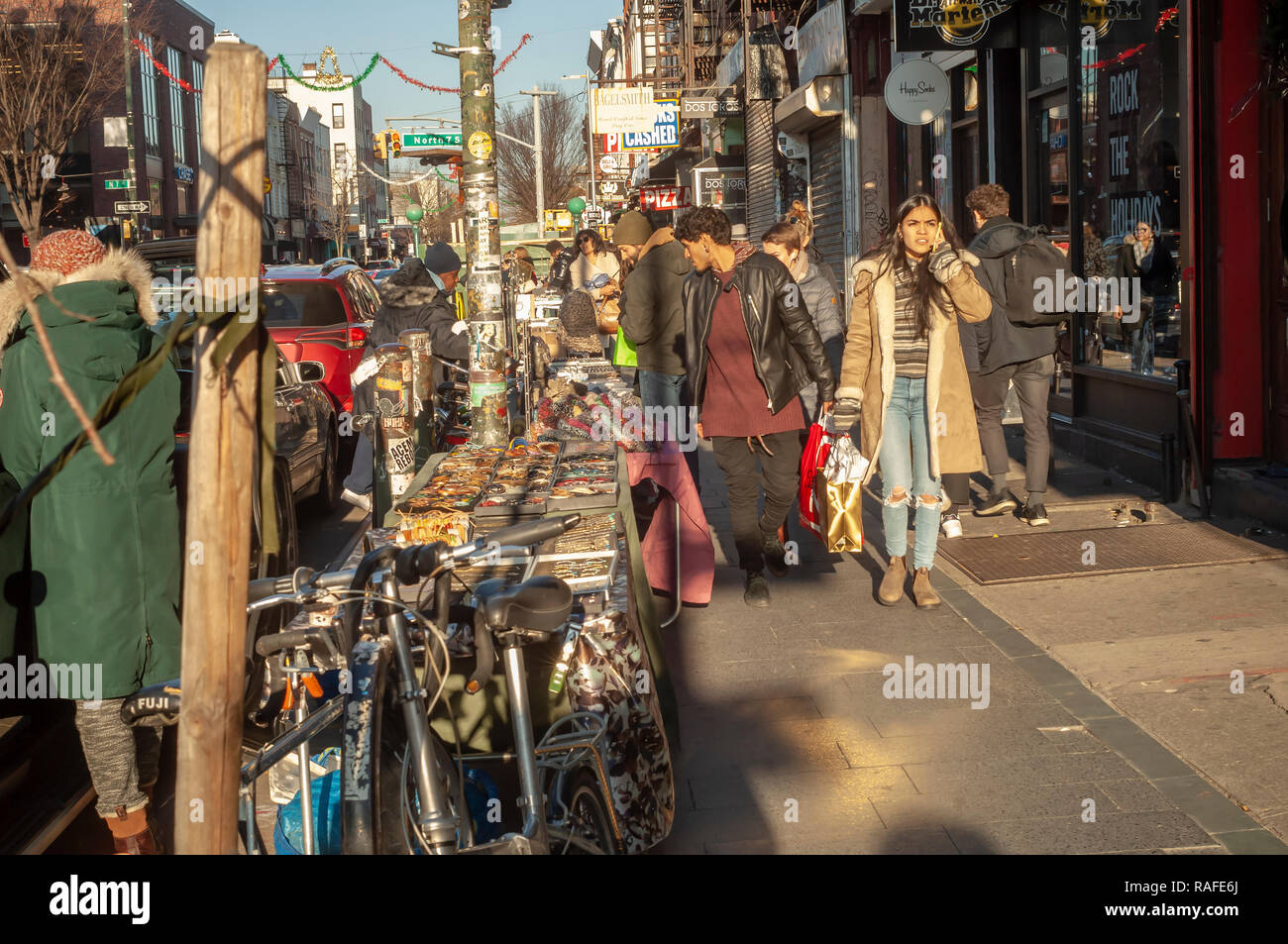 Les résidents et les visiteurs, promenade vers le bas Bedford Avenue dans le quartier branché d'hipster Williamsburg, Brooklyn, à New York, le dimanche, Décembre 23, 2018. À partir d'avril 2019 reconstruction majeure doit avoir lieu sur le Tunnel de Canarsie, endommagé dans l'Ouragan Sandy, efficacement l'arrêt du train 'L' et d'isoler le quartier. (© Richard B. Levine) Banque D'Images