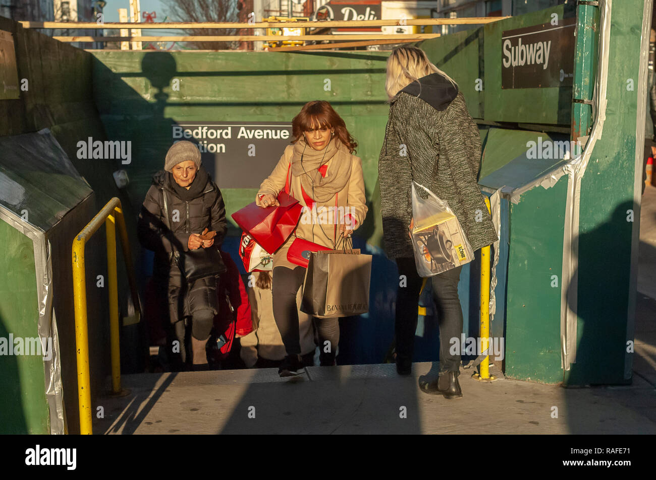 Les résidents et les visiteurs entrent et sortent de la Bedford Avenue station sur le 'L' dans le quartier branché de trains hipster Williamsburg, Brooklyn, à New York, le dimanche, Décembre 23, 2018. À partir d'avril 2019 reconstruction majeure doit avoir lieu sur le Tunnel de Canarsie, endommagé dans l'Ouragan Sandy, efficacement l'arrêt du train 'L' et d'isoler le quartier. (© Richard B. Levine) Banque D'Images