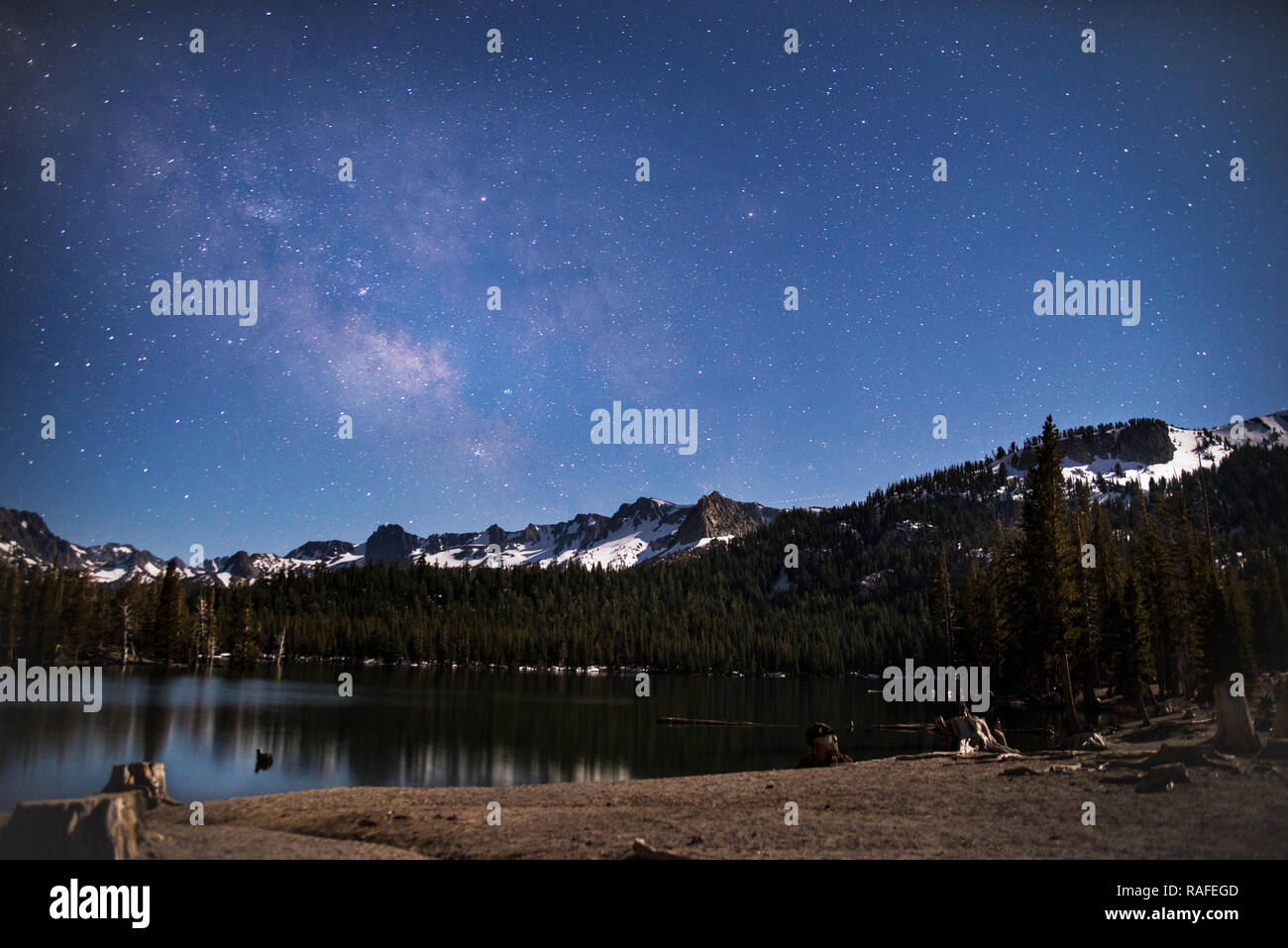 Stars et Milky Way reflétant sur le lac Horseshoe à Mammoth Mountain Banque D'Images