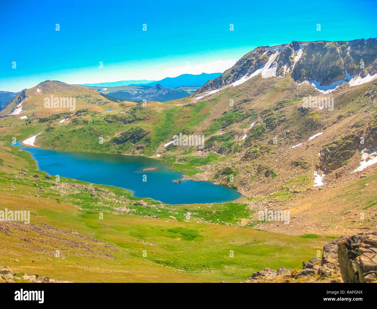 Lac alpin le long de l'autoroute Beartooth, entrée nord-est du Parc National de Yellowstone. Beartooth Mountains, Wyoming, United States. Paysage aérien panoramique en été. Ciel bleu avec copie espace. Banque D'Images