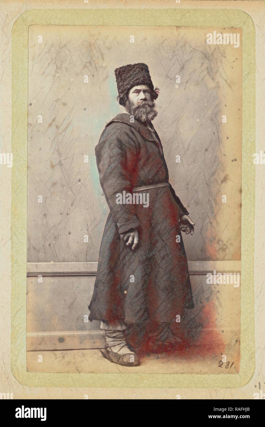 Homme barbu posant en long et sombre manteau et chapeau en Homme Songeur De Marche Dans Un Manteau Et Un Chapeau