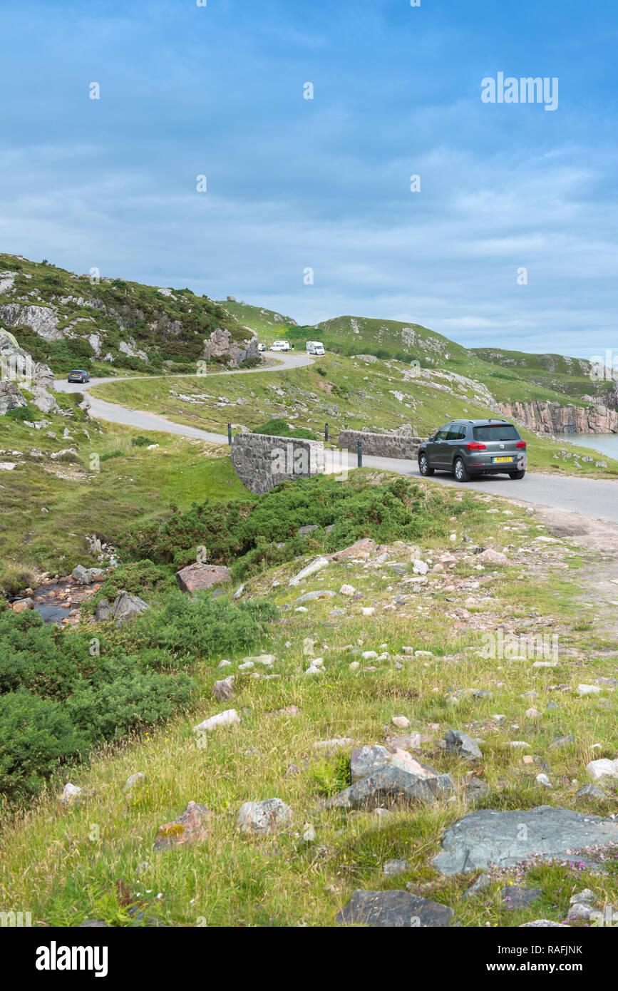 Conduite de voiture sur la côte nord 500 route touristique près de Durness, Sutherland en Écosse Banque D'Images