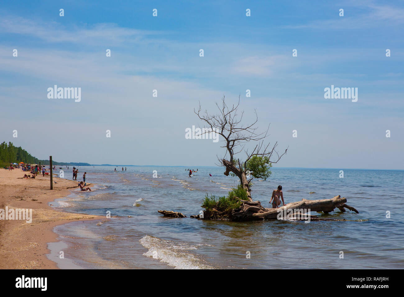 Ellisburg, NY - 21 juin 2016 : les amateurs de plage profitent du soleil au parc national de Southwick Beach situé sur le lac Ontario, lors d'une journée d'été presque sans nuages. Banque D'Images