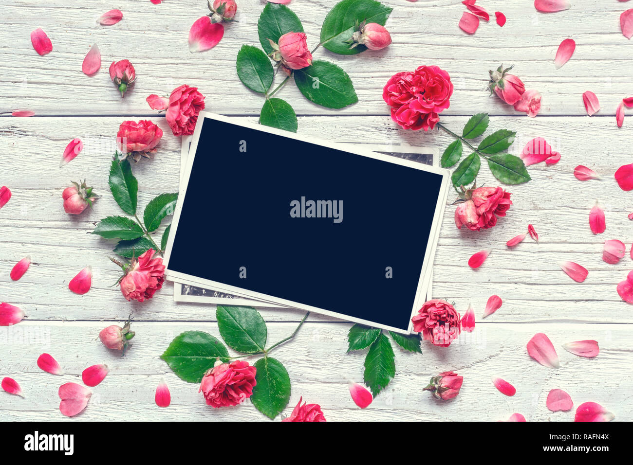 Composition fleurs. bâti fait de fleurs rose rose avec cadre photo vide. La Saint-Valentin ou mariage contexte. Mise à plat, vue d'en haut. La tonalité vintage Banque D'Images