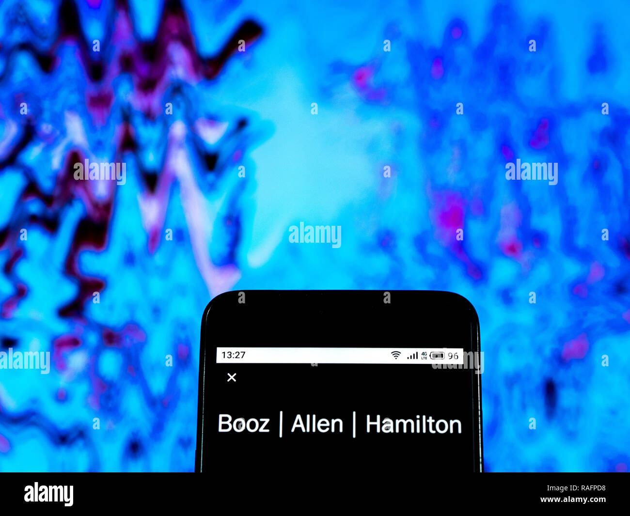 Booz Allen Hamilton logo de l'entreprise de consultation en technologies de l'information vu affichée sur smart phone Banque D'Images