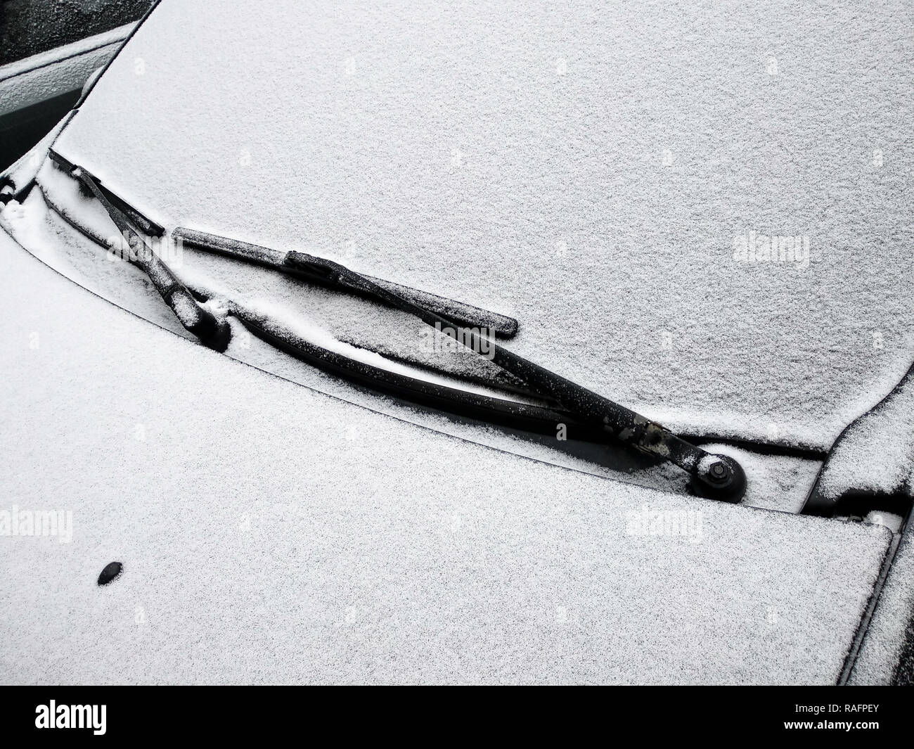 Pare-brise de voiture glacée après chute de neige. La neige est tombée sur une voiture. Banque D'Images